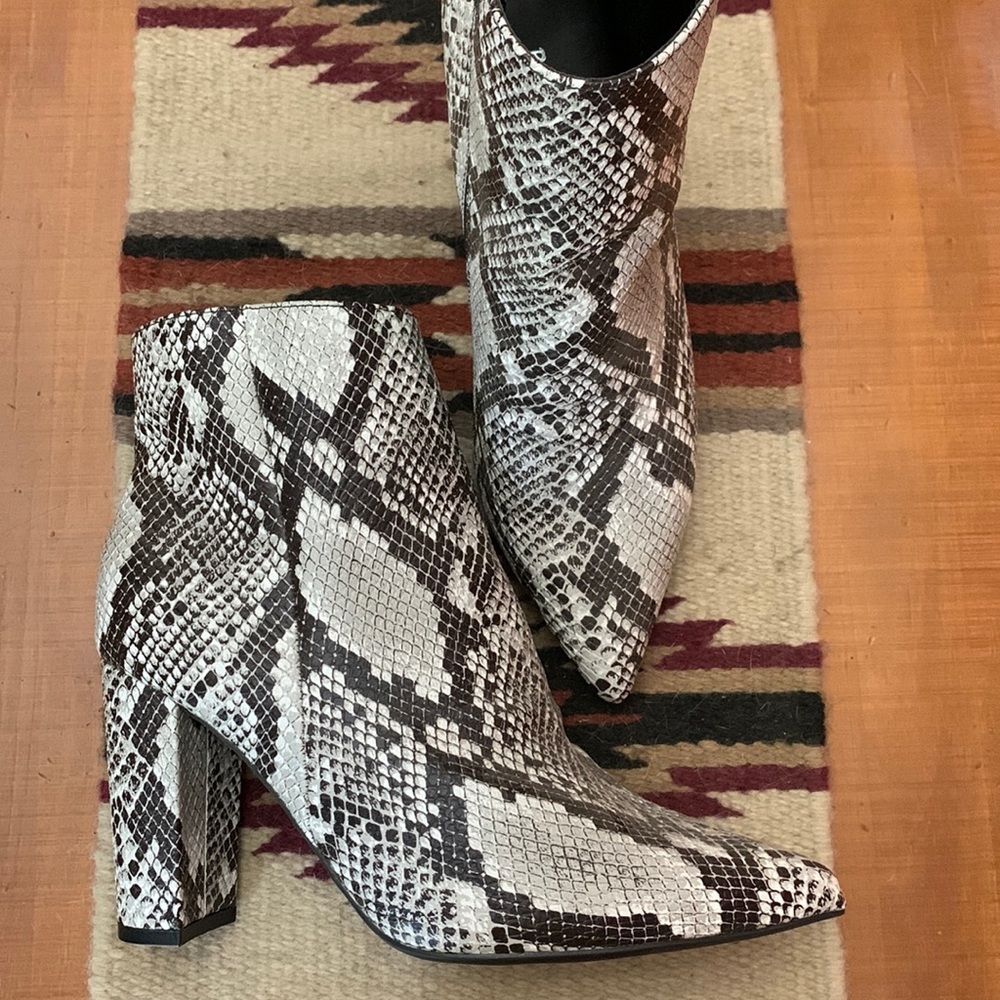 Womens Bamboo Brand Snakeskin Heeled Booties NWOT size 10
